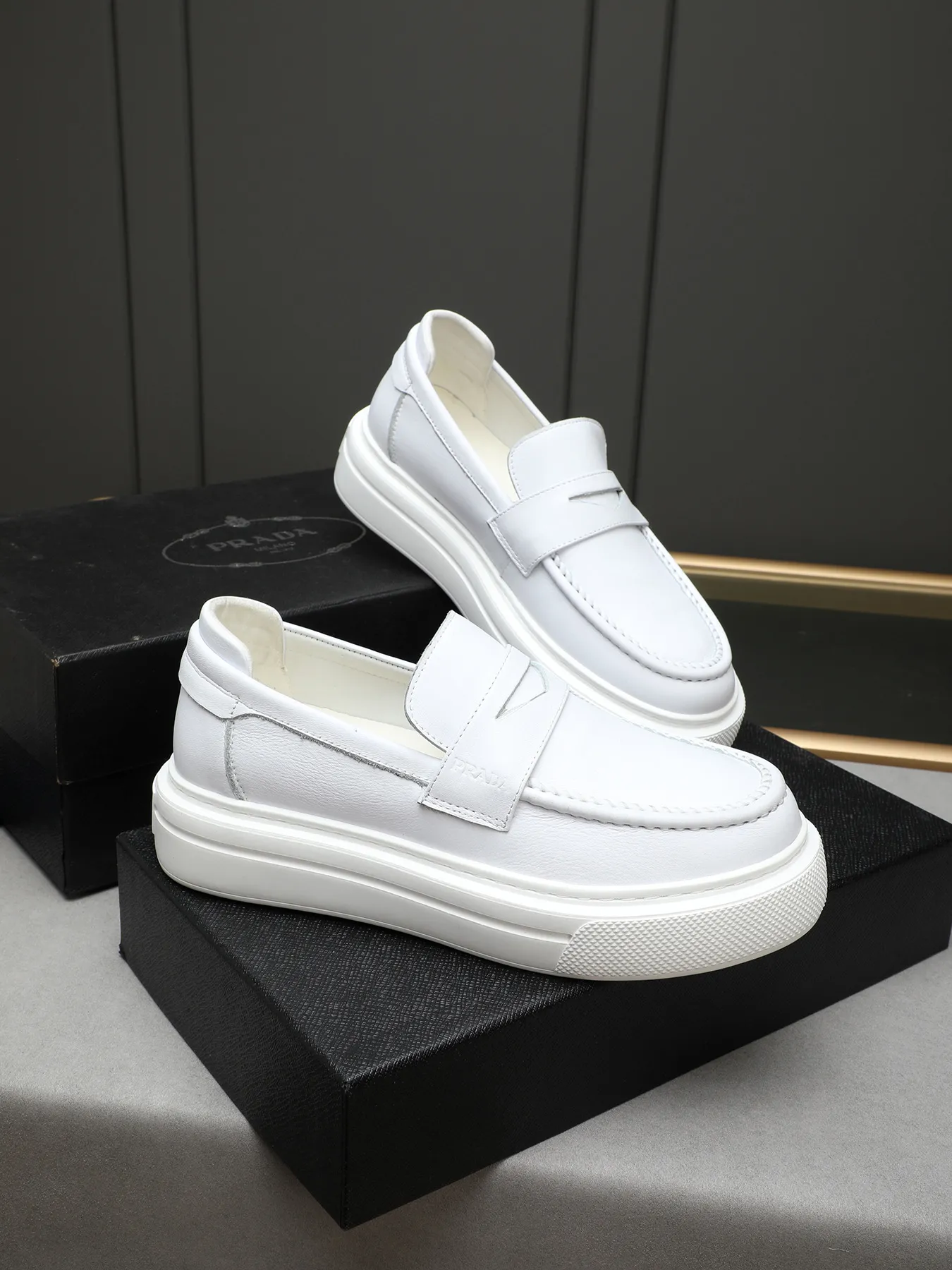 Men's Men's Shoes 💰500 Prada/Prada Men's new casual shoes, this upper is made of imported calfskin + sheep lining! The outsole is made of non-slip foam outsole, which feels good on your feet and is a fashionable and stylish item!  Size: 38-44 (45 customized)